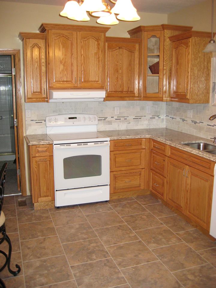 Red oak kitchen cabinets with granite counter top